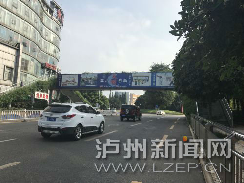 主干道上隨處可見創(chuàng)文宣傳廣告。 記者 肖婷 攝