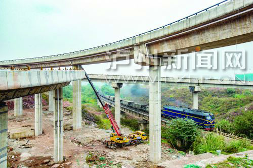 正在建設(shè)中的城西馬屋基立交。 記者 牟科 攝